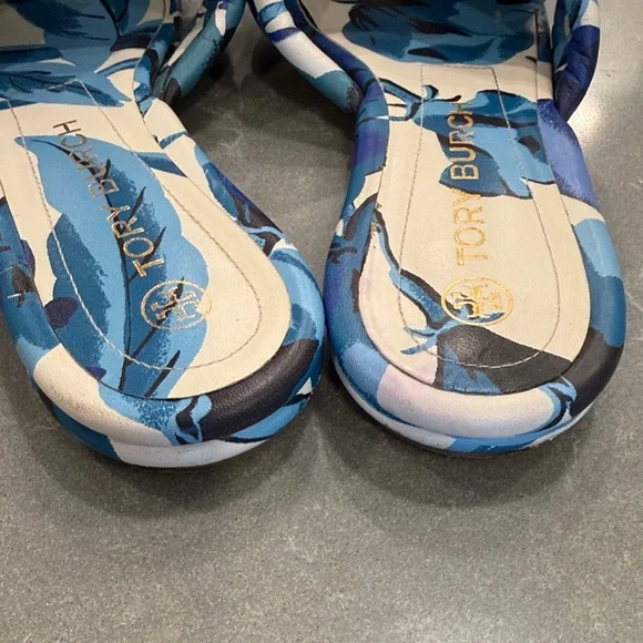 Tory Burch Blue and White Knotted Floral Slide Sandals - Picture 5 of 7